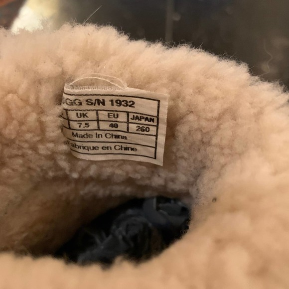 UGG Caspia 1932 Black Leather Lace Up Ankle Boots - Picture 6 of 11